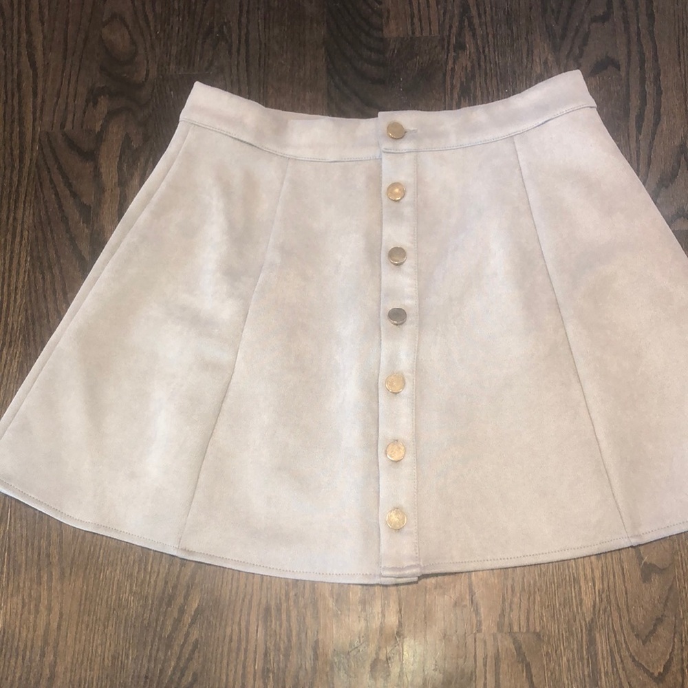 Cute, Flirty, stretchy skirt. Gray size large